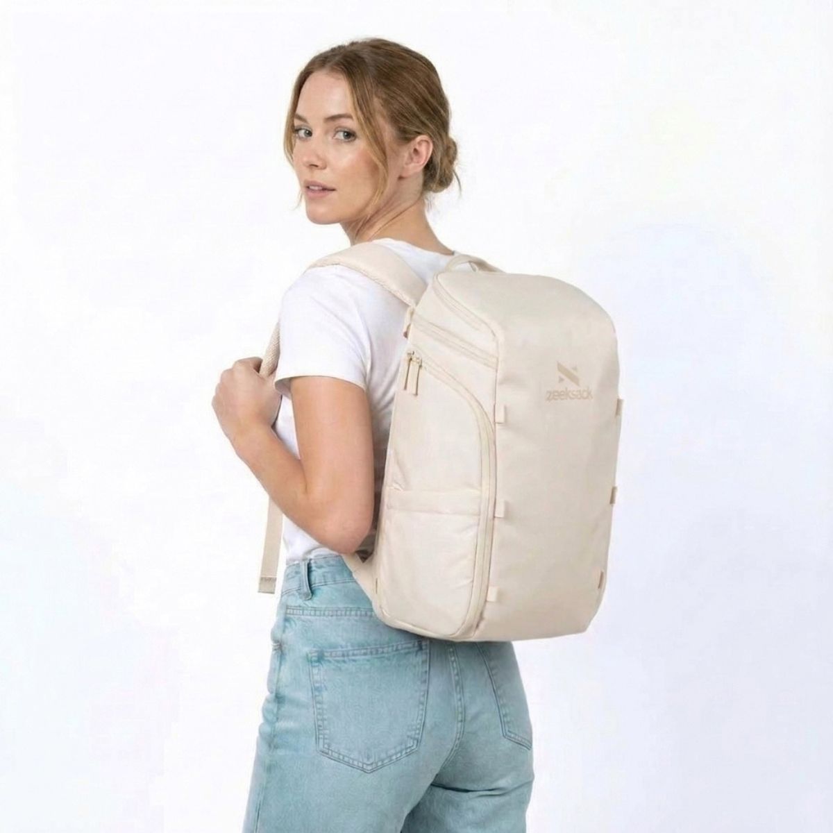 Kvinna med Zeeksack The Organizer 20L i Sand White på ryggen.