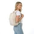 Kvinna med Zeeksack The Underseat 15L i Sand White på ryggen.