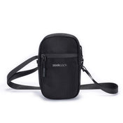 Svart Zeeksack Travel Pouch med axelrem och dragkedjeficka på framsidan.