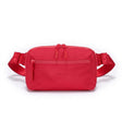 Zeeksack Crossbody Organizer i Raspberry Red med röd axelrem och framficka.