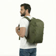 Man med Zeeksack The Organizer 20L i Ranger Green på ryggen.