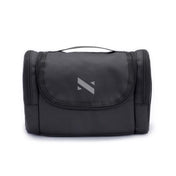 Svart Zeeksack Toiletry Bag necessär med bärhandtag och stängt lock, visad framifrån.