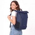 Kvinna med Zeeksack The Rolltop 25L i Navy Blue på ryggen.