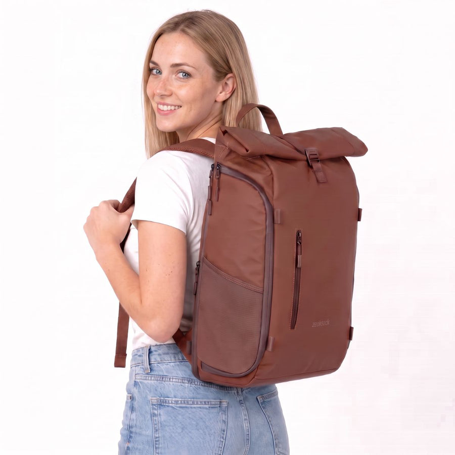 Kvinna med Zeeksack The Rolltop 25L i Clay Brown på ryggen.