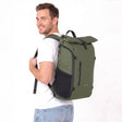 Man med Zeeksack The Rolltop 25L i Ranger Green på ryggen.