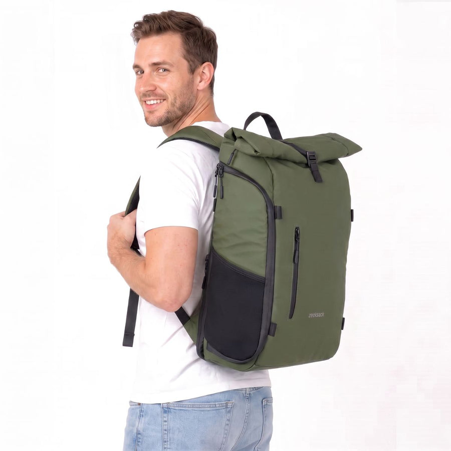Man med Zeeksack The Rolltop 25L i Ranger Green på ryggen.