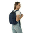 Kvinna med Zeeksack The Underseat 15L i Navy Blue på ryggen.