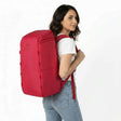 Kvinna med Zeeksack The Organizer 40L i Raspberry Red på ryggen.