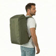 Man med Zeeksack The Organizer 40L i Ranger Green på ryggen.