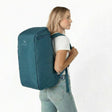 Kvinna med Zeeksack The Organizer 40L i Petrol Blue på ryggen.