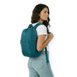 Kvinna med Zeeksack The Underseat 15L i Petrol Blue på ryggen.