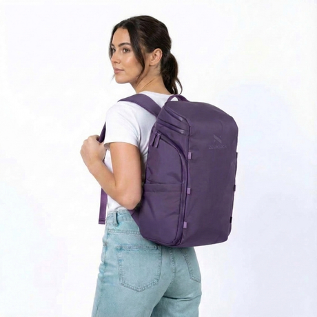 Kvinna med Zeeksack The Organizer 20L i Deep Purple på ryggen.
