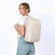 Kvinna med Zeeksack The Organizer 20L i Sand White på ryggen.