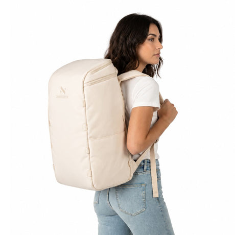 Kvinna med Zeeksack The Organizer 40L i Sand White på ryggen.
