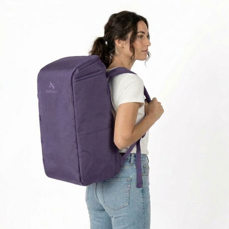Kvinna med Zeeksack The Organizer 40L i Deep Purple på ryggen.