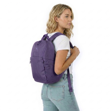 Kvinna med Zeeksack The Underseat 15L i Deep Purple på ryggen.