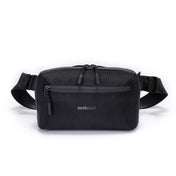 Svart Zeeksack Crossbody Organizer med axelrem och dragkedjeficka på framsidan.