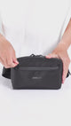Zeeksack Crossbody Organizer – produktvideo som visar väskan och dess funktioner.