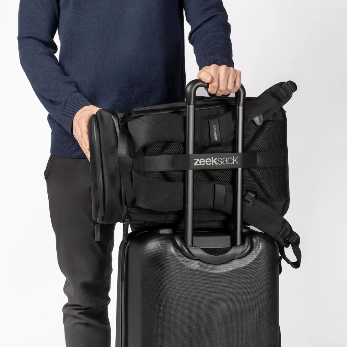 Svart Zeeksack ryggsäck fäst på en resväska