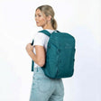 Kvinna med Zeeksack The Organizer 20L i Petrol Blue på ryggen.