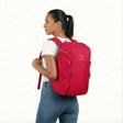 Kvinna med Zeeksack The Organizer 20L i Raspberry Red på ryggen.
