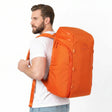 Man med orange ryggsäck på ryggen.
