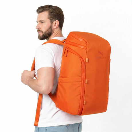 Man med orange ryggsäck på ryggen.