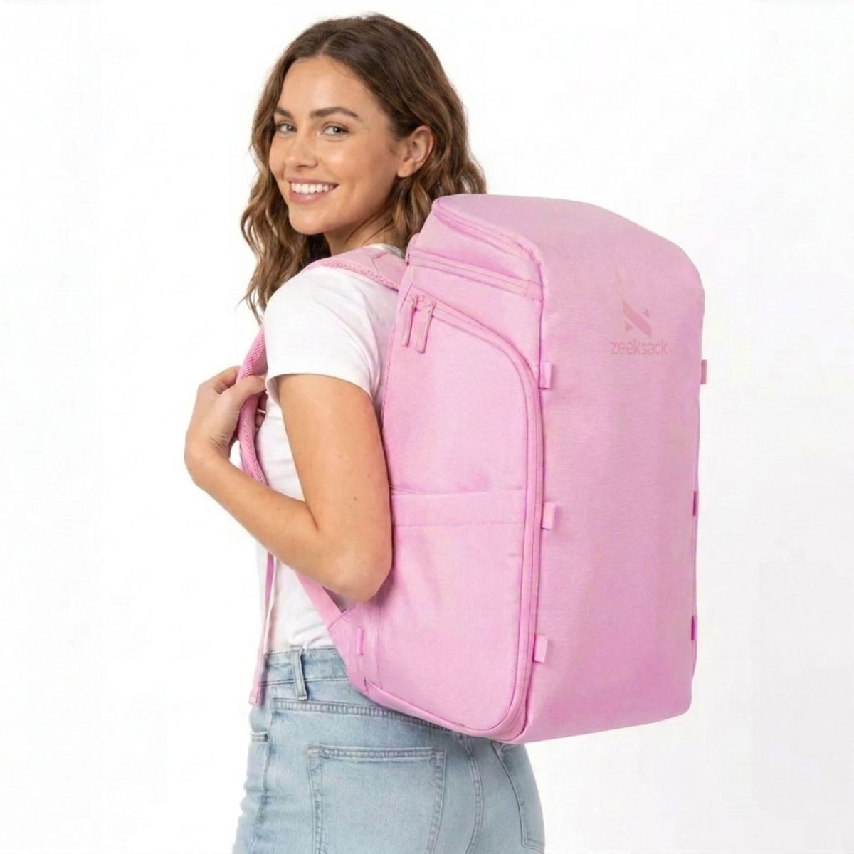 Kvinna med rosa ryggsäck på ryggen