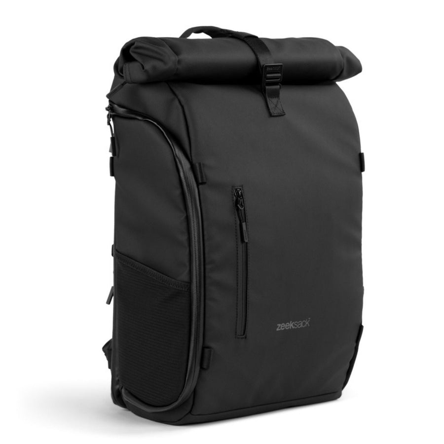 Svart Zeeksack The Rolltop 25L ryggsäck med hoprullad topp, visad snett framifrån.
