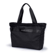 Svart Zeeksack Packable Travel Tote 20L med två bärhandtag, visad snett framifrån.